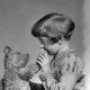 <p>Christopher Robin era il nome del figlio dell'autore dei libri di Winnie the Pooh, lo scrittore inglese Alan Alexander Milne, che raccolse le storie sul figlio e sull'amato orsacchiotto Edward (ribattezzato Winnie the Pooh) nei libri Winnie Puh e La strada di Puh, dei quali Christopher Robin era l'indiscusso protagonista</p>