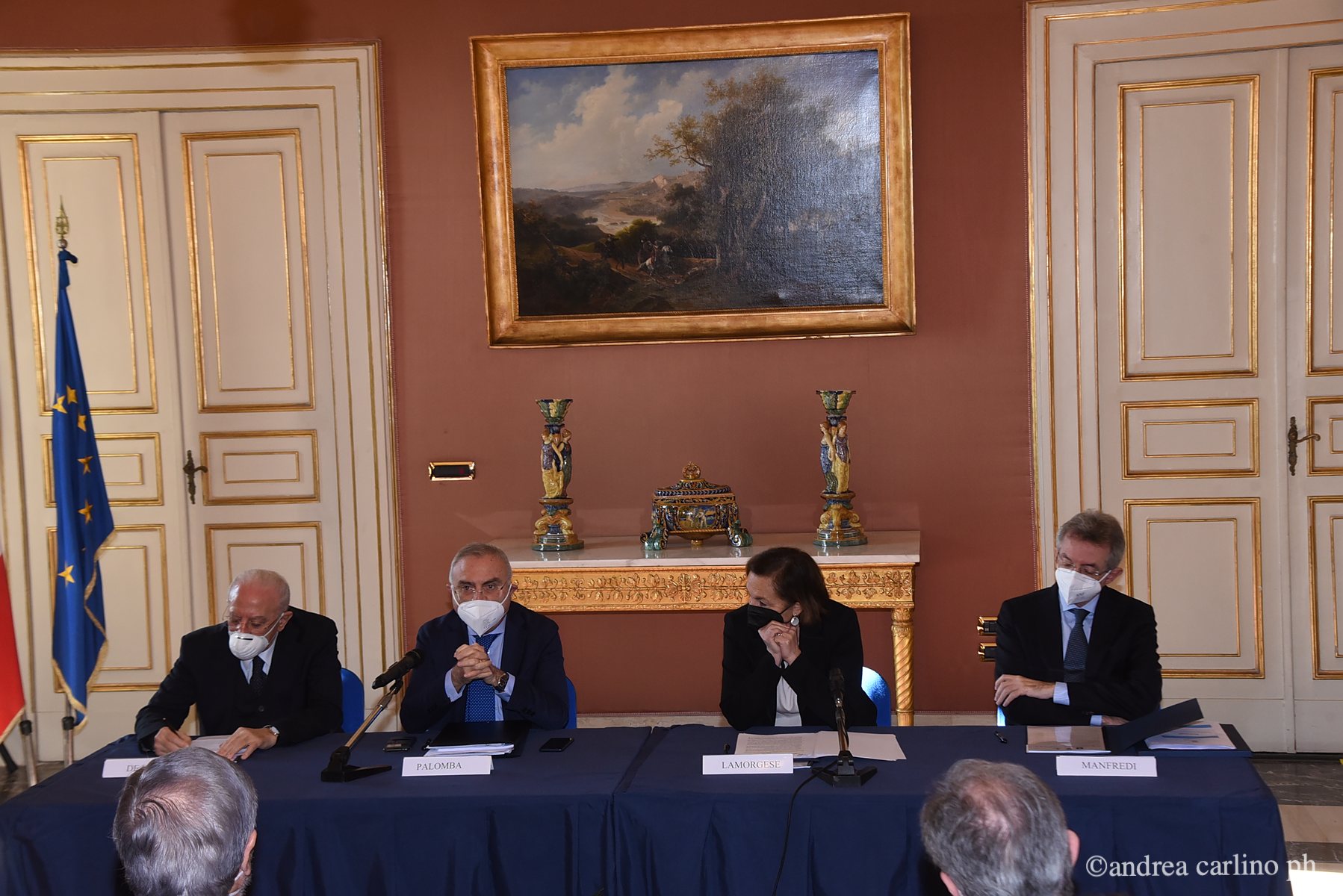 Napoli - Il Ministro Lamorgese firma in Prefettura patto per Napoli