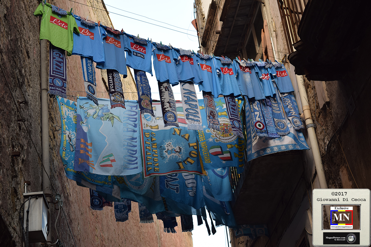 Napoli - Per il Sindaco stendere i panni non è decorso