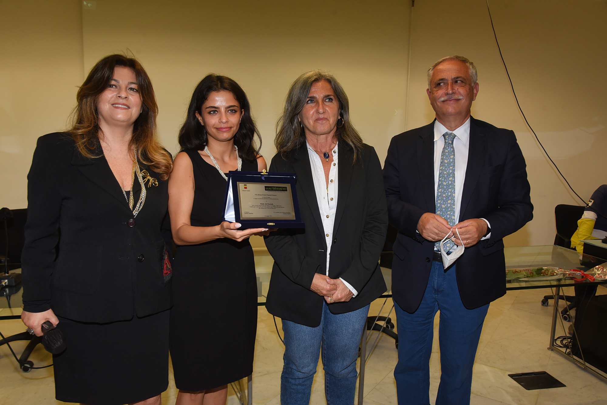Napoli - "Imbavagliati": Wafa Ali Mustafa ritira il Premio Pimentel Fonseca