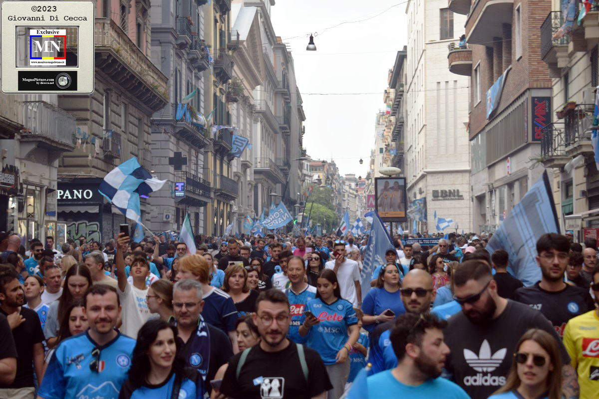 Calcio - Napoli Campione d'Italia - 500.000 in strada da Piazza del Plebiscito a Scampia