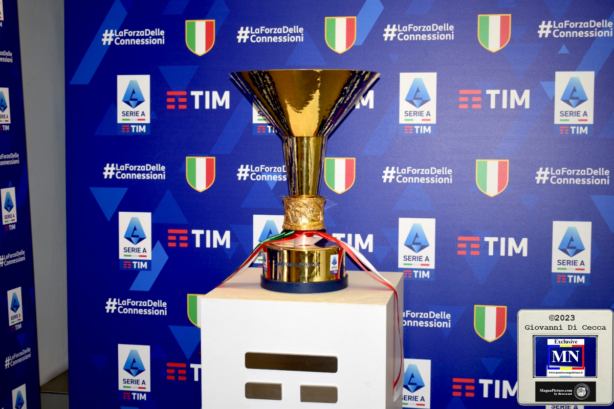 Napoli - Coppa Scudetto in mostra alla TIM di Piazza dei Martiri